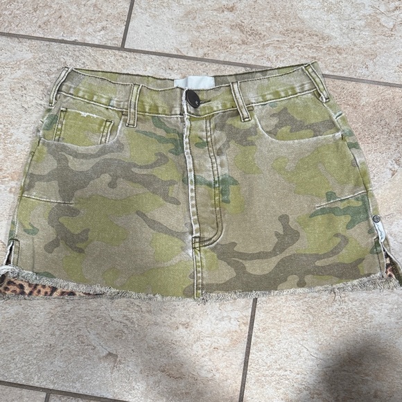 One Teaspoon Camo Mini Skirt with Frayed Hem Size 27 - Picture 1 of 8
